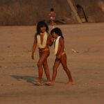 Kleine indigene Mädchen