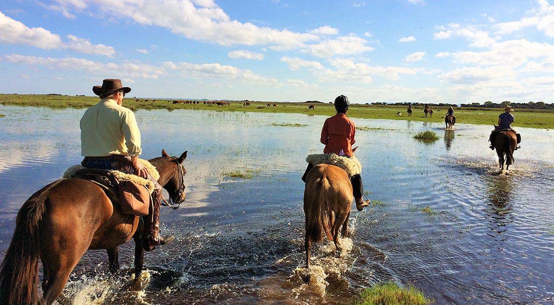 Ritt durchs Wasser in Uruguay Uruguay-Reise für Reiter