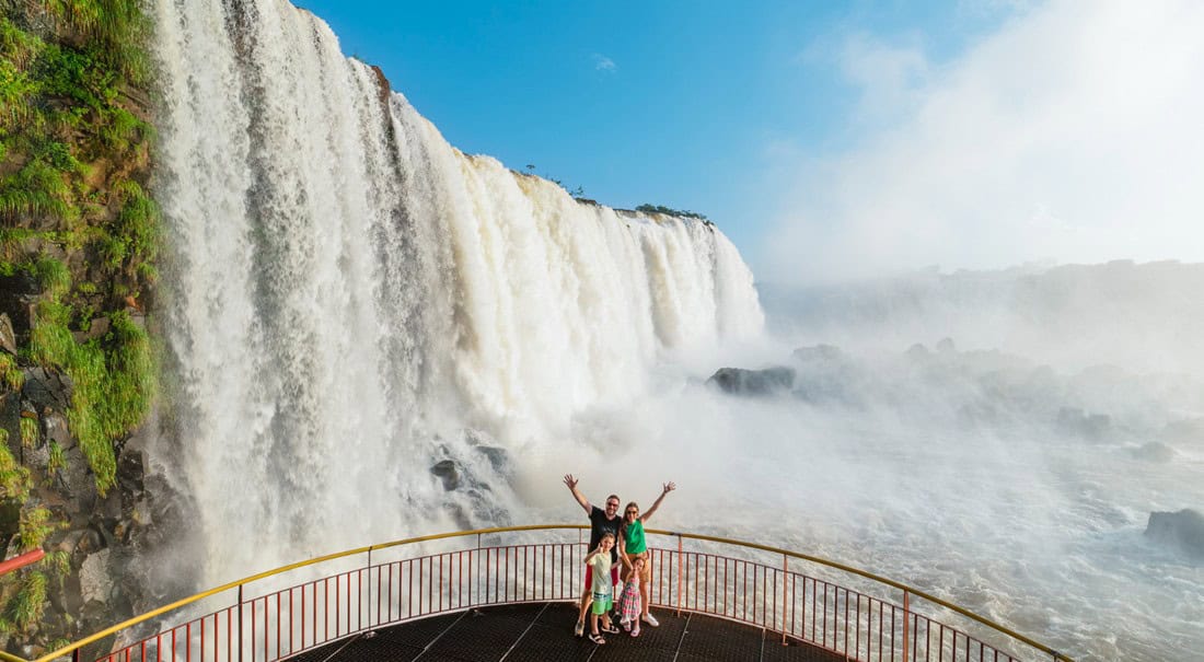 Familie vor den Iguassú Wasserfällen