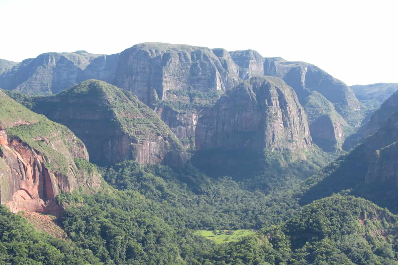 Rote Sandsteinwände und Bergregenwald im Amboró-Nationalpark, Bolivien