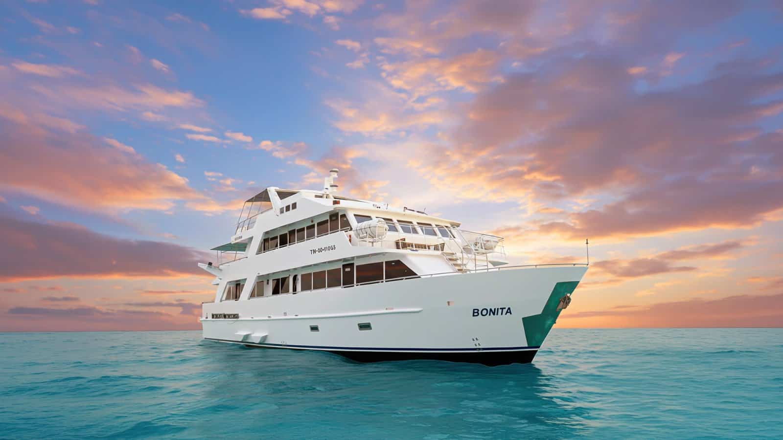 Yacht Galaxy Bonita vor Anker auf Galápagos