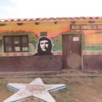 Gemeindemuseum La Higuera mit Che-Guevara-Wandbild, Bolivien