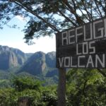 Holzschild Refugio Los Volcanes vor Felskulisse