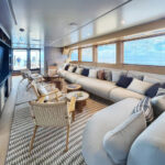 Yacht Tribute – Lounge mit Panoramafenstern